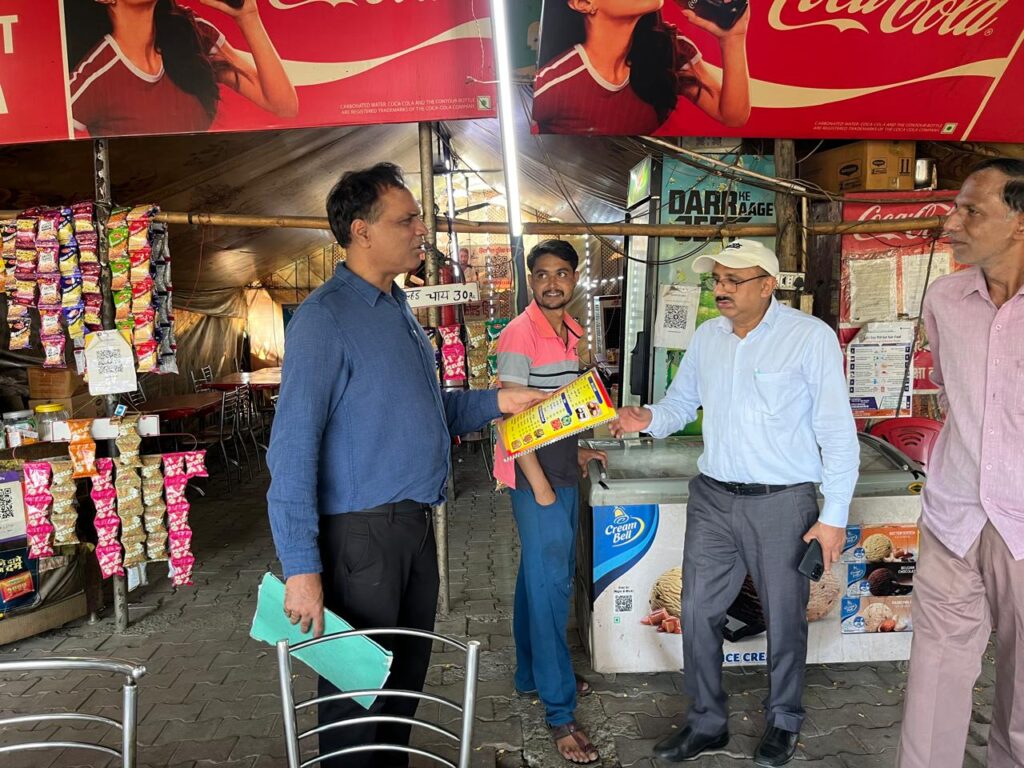 खाद्य पदार्थों में किसी प्रकार की मिलावट न हो इसके लिए जिलाधिकारी मयूर दीक्षित के निर्देशन खाद्य सुरक्षा विभाग द्वारा निरंतर की जा रही है छापेमारी की कार्यवाही,एनएच-58 क्षेत्र में खाद्य सुरक्षा विभाग की छापेमारी, 06 प्रतिष्ठानों का निरीक्षण