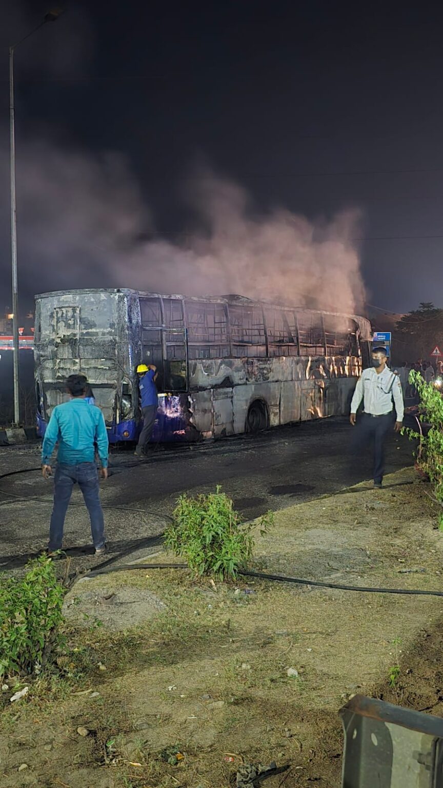 हरिद्वार सर्वानंद घाट के सामने चलती बस में लगी आग, सभी यात्री सुरक्षित
