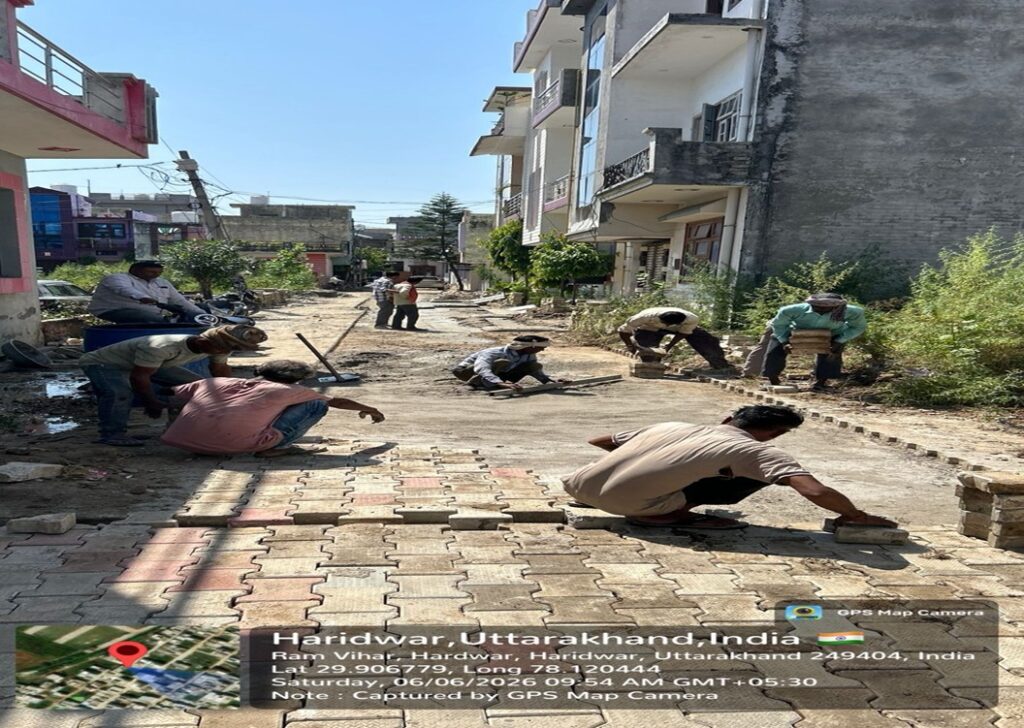चारधाम यात्रा एवं आगामी कांवड़ मेले के दृष्टिगत सिवरेज के लिए खोदी गई सड़कों को त्वरित गति से ठीक करने के लिए दिन- रात किया जा रहा है निमार्ण कार्य