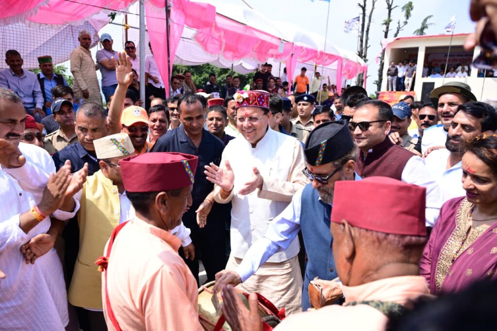 मुख्यमंत्री पुष्कर सिंह धामी ने स्वतंत्रता संग्राम सेनानी स्व. श्री केदार सिंह की प्रतिमा पर पुष्पांजलि अर्पित की।