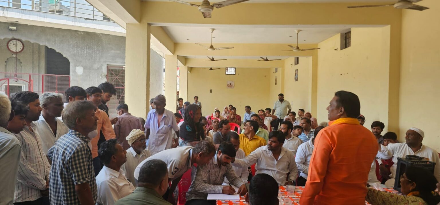“सरकार चली गरीब के द्वार, सरकार चली किसान के द्वार” : मा० उपाध्यक्ष देशराज कर्णवाल ने ग्राम पनियाला में सुनी जनसमस्याएं, अधिकारियों को दिए त्वरित निस्तारण के निर्देश