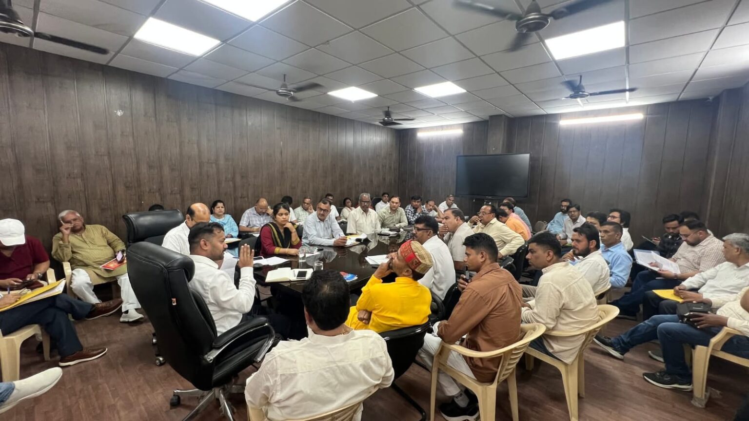 निर्वाचन नामावली को शुद्ध एवं अद्यतन बनाने हेतु सभी दलों से सक्रिय सहयोग का आह्वान,घर-घर मतदाता सत्यापन अभियान एवं गणना प्रपत्र भरने की प्रक्रिया की दी गई विस्तृत जानकारी