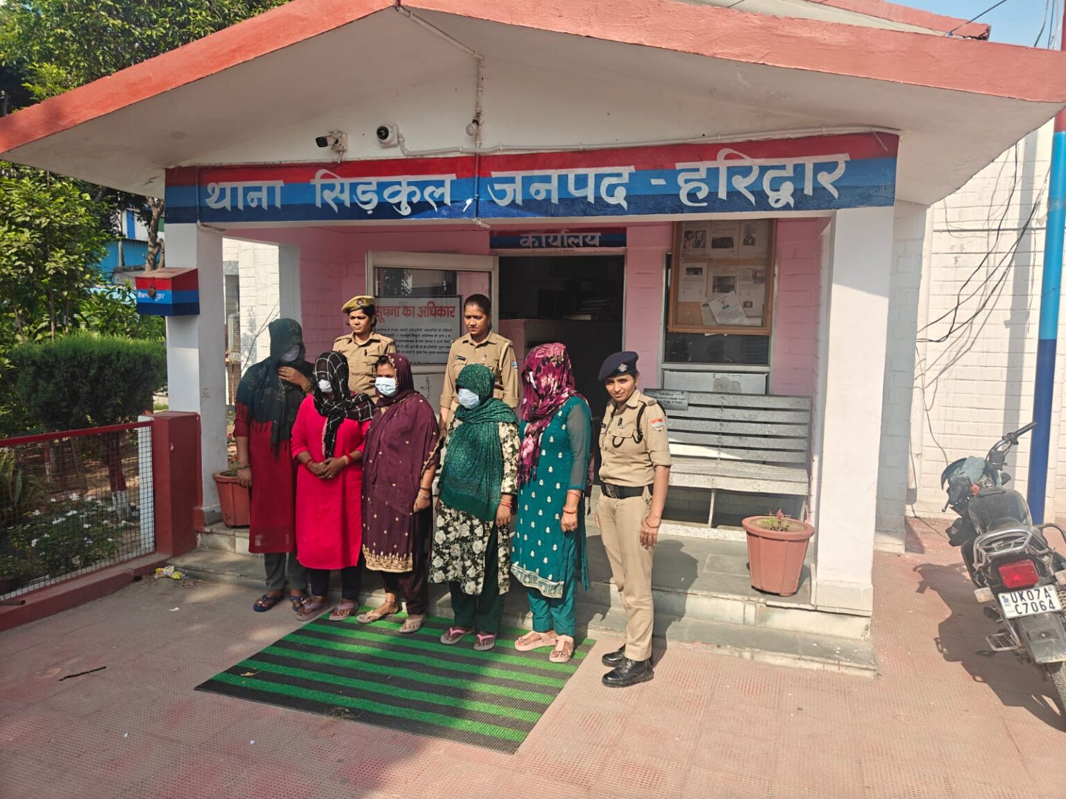 अशोभनीय गतिविधियों पर सिडकुल पुलिस की सख्त कार्रवाई,सार्वजनिक स्थान पर अश्लील हरकत करने के आरोप में 05 महिलाएं हिरासत में,पेंटागन मॉल स्थित स्पा सेंटर पर भी पुलिस की छापेमारी।