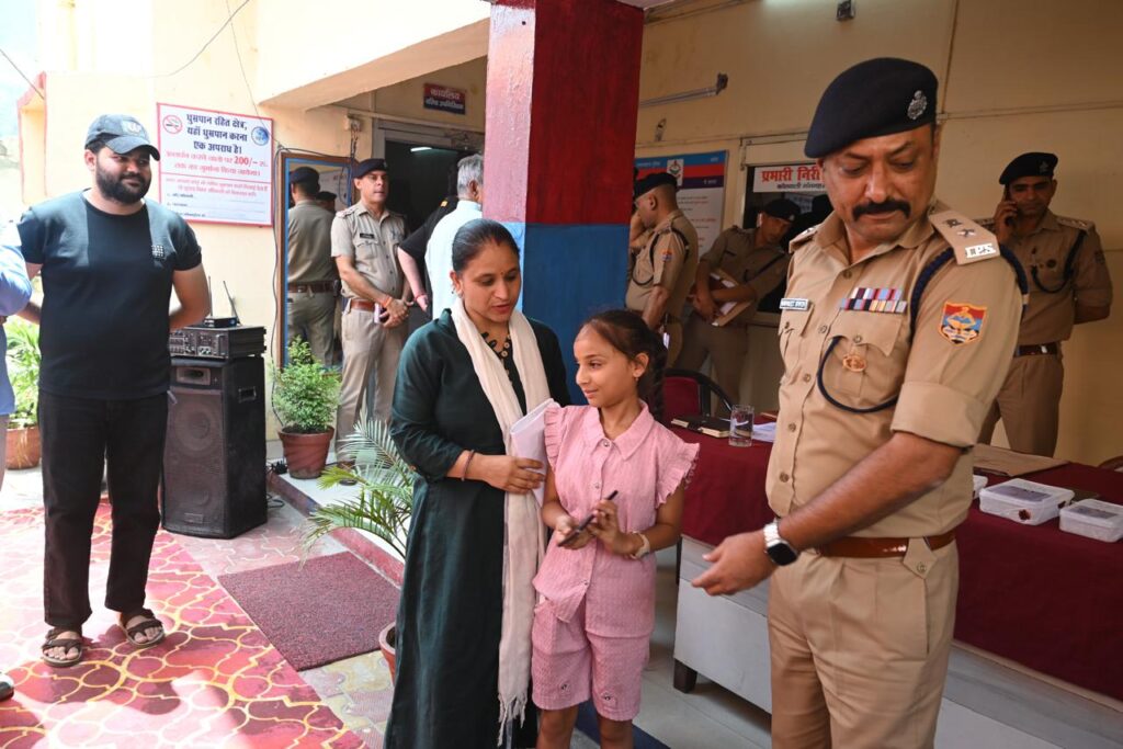 उदास चैहरों को एसएसपी नवनीत सिंह ने दिया मुस्कुराने का मौका,फोन वापस मिलने की आस छोड़ चुके लोगों ने जताया हरिद्वार पुलिस का आभार