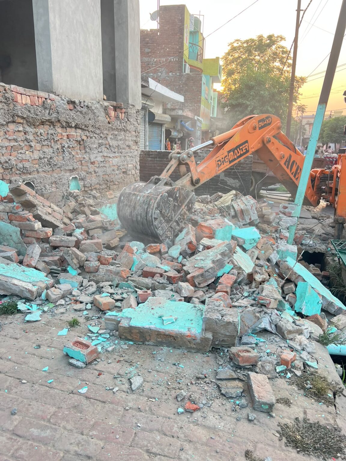 सरकारी भूमि पर अवैध अतिक्रमण के खिलाफ प्रशासन द्वारा निरंतर की जा रही है कार्यवाही,सीएम हेल्पलाइन में प्राप्त शिकायत पर जिलाधिकारी के निर्देशन में भक्तोवाली झबरेड़ा में अवैध मजार को किया गया ध्वस्त
