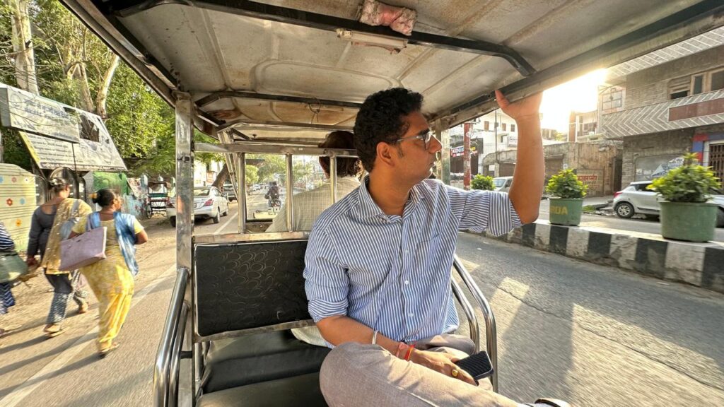 चारधाम यात्रा के दृष्टिगत जिलाधिकारी मयूर दीक्षित के निर्देश पर एआरटीओ (प्रशासन) द्वारा ई-रिक्शाओं की औचक जांच, ओवरचार्जिंग एवं ओवरलोडिंग पर तीन ई-रिक्शा सीज