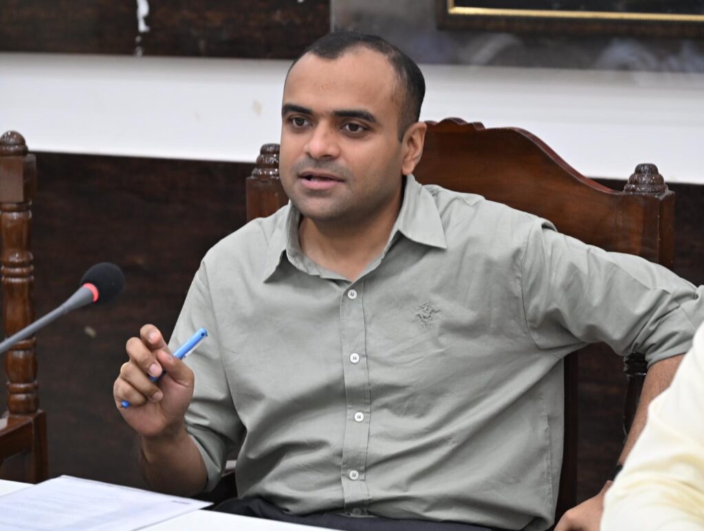 बाढ़ एवं जल भराव के प्रति अत्यधिक संवेदनशील गंगदासपुर क्षेत्र का जिलाधिकारी ने किया स्थलीय निरीक्षण