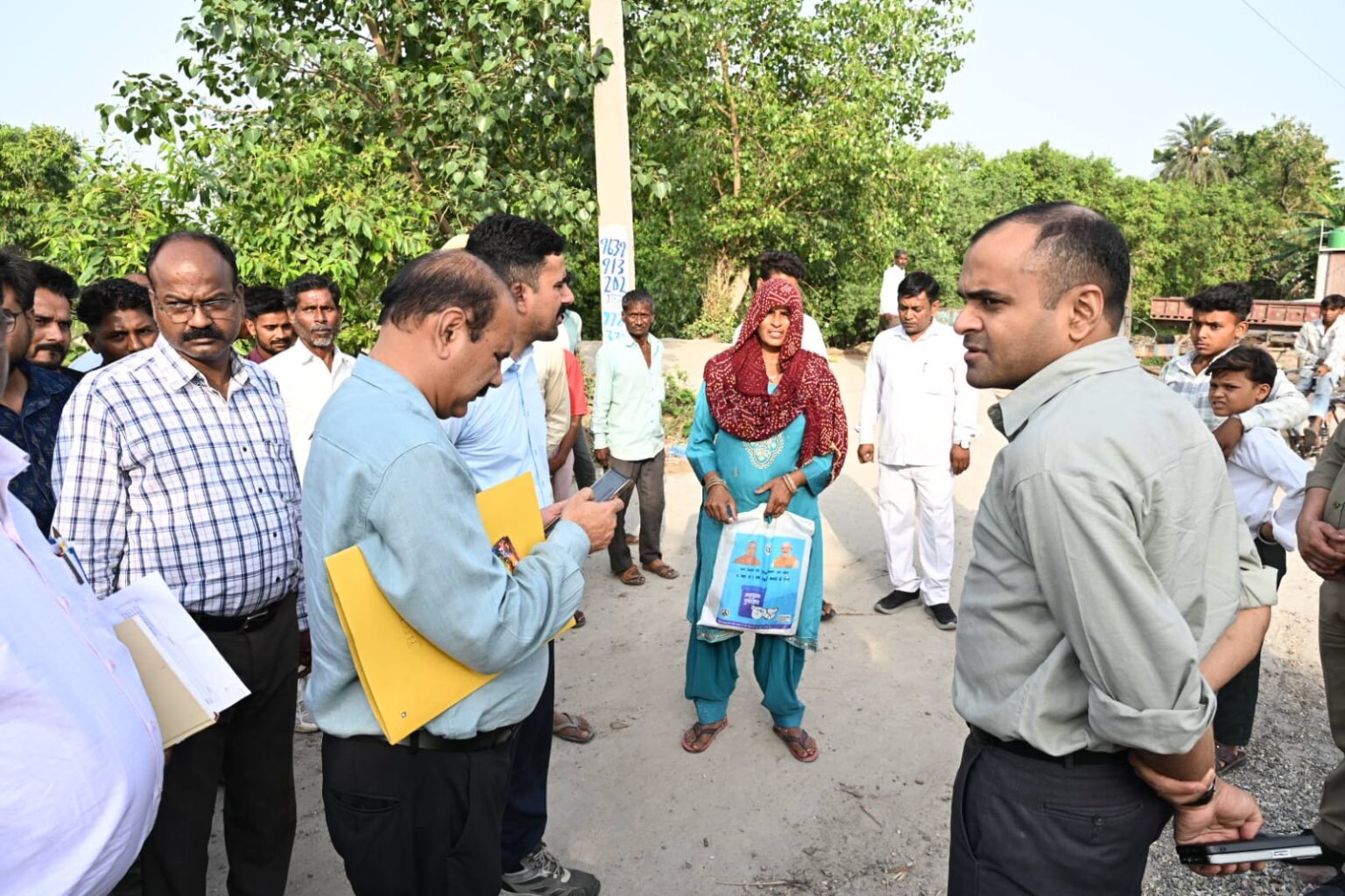 जिलाधिकारी ने गंगदासपुर गाँव में एसआईआर की प्रगति का लिया जायजा, बीएलओ को कार्य में तेजी लाने के निर्देश।