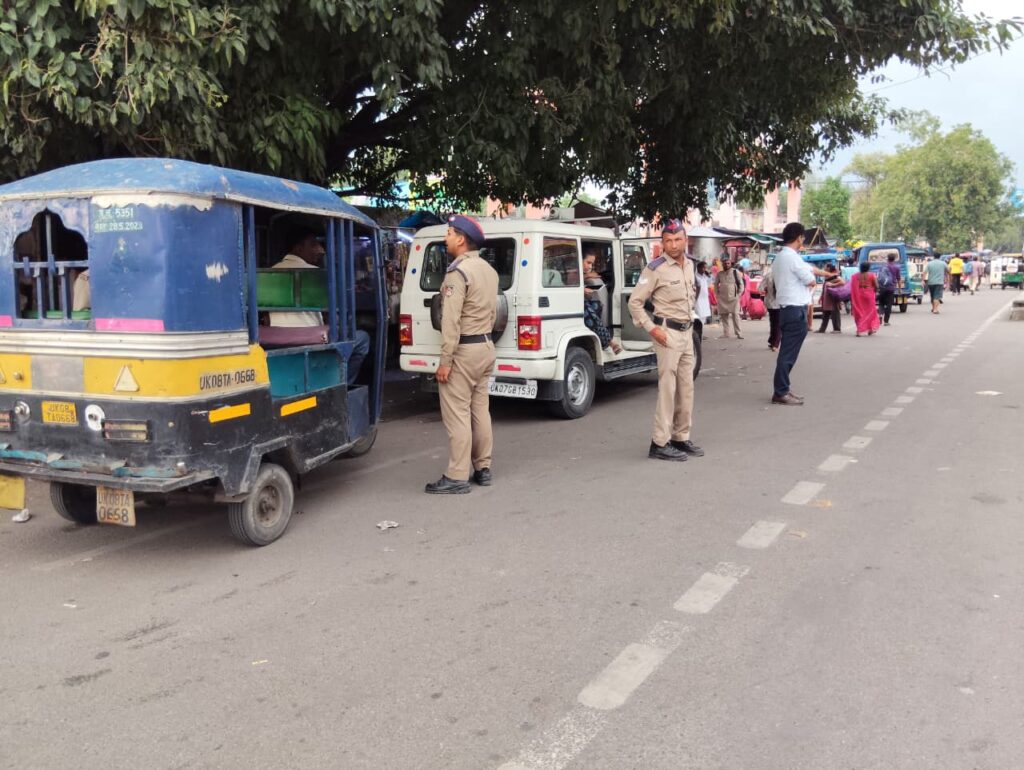 जिलाधिकारी के निर्देश पर परिवहन विभाग की बड़ी कार्रवाई: 7 ऑटो/विक्रम एवं 10 ई-रिक्शा सीज, 30 वाहनों के चालान।