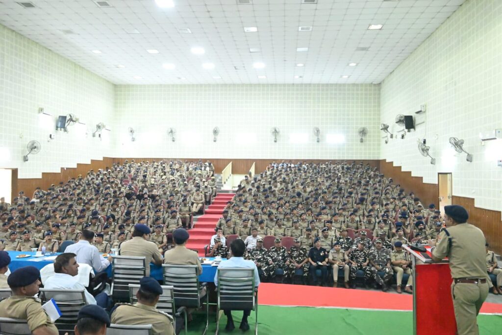 डीएम हरिद्वार मयूर दीक्षित एवं एसएसपी हरिद्वार नवनीत सिंह ने सोमवती अमावस्या स्नान पर्व में नियुक्त पुलिस बल को किया ब्रीफ