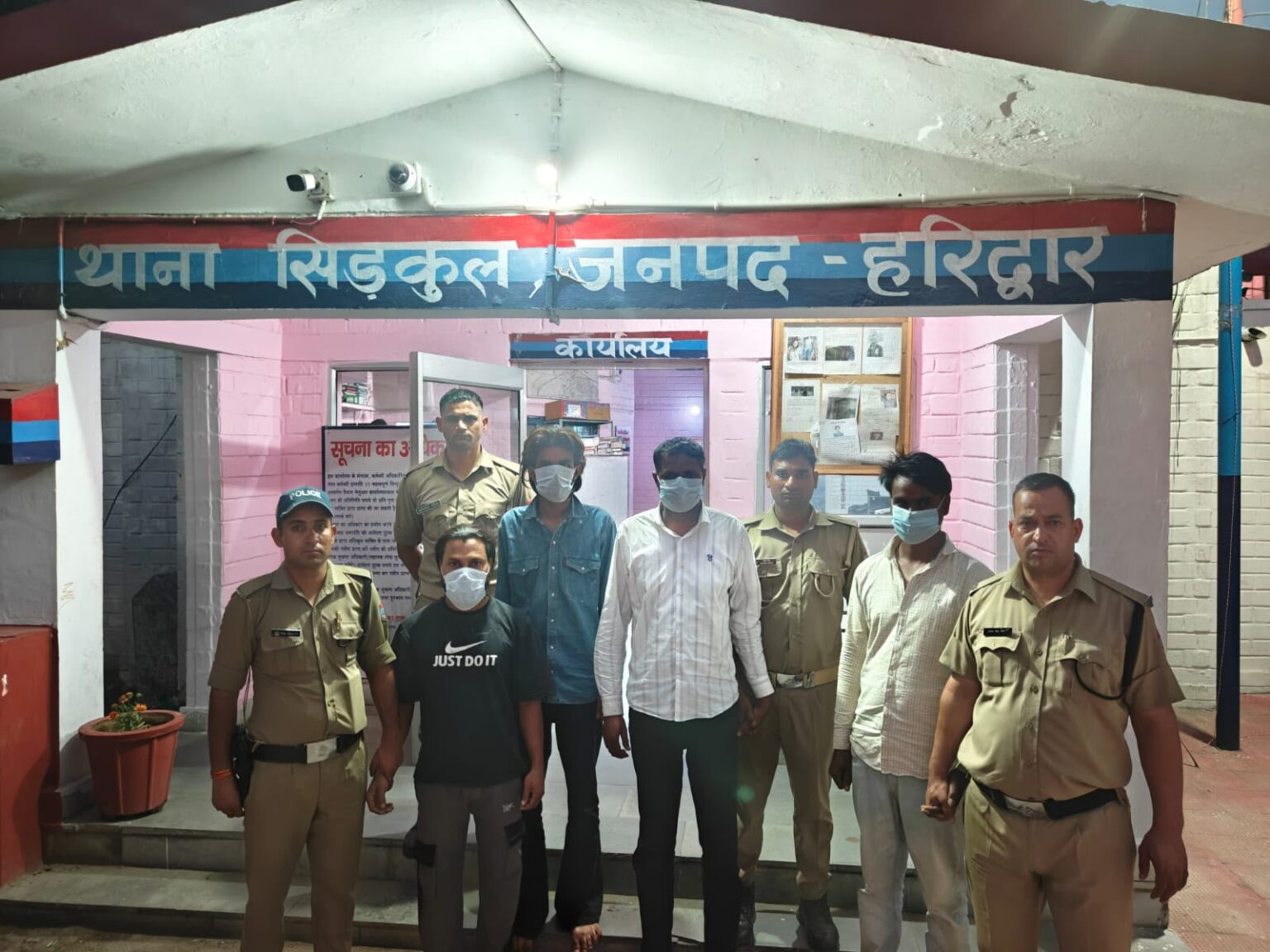 हमलावरों को शरण देने वाले चार आरोपीयों को पुलिस ने किया गिरफ्तार, मुख्य आरोपियों की तलाश जारी।