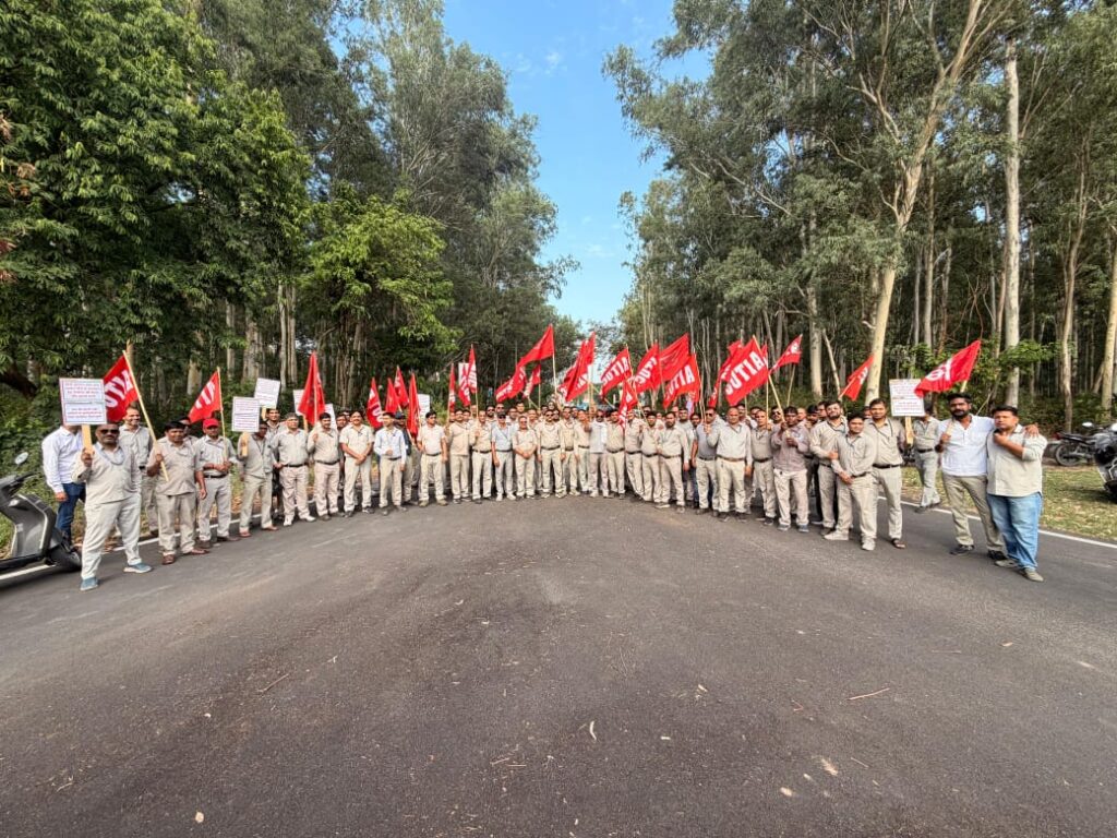 बीएचईएल प्रबंधन के खिलाफ एटक का विशाल प्रदर्शन, मांगें पूरी न होने पर चरणबद्ध आंदोलन की चेतावनी।