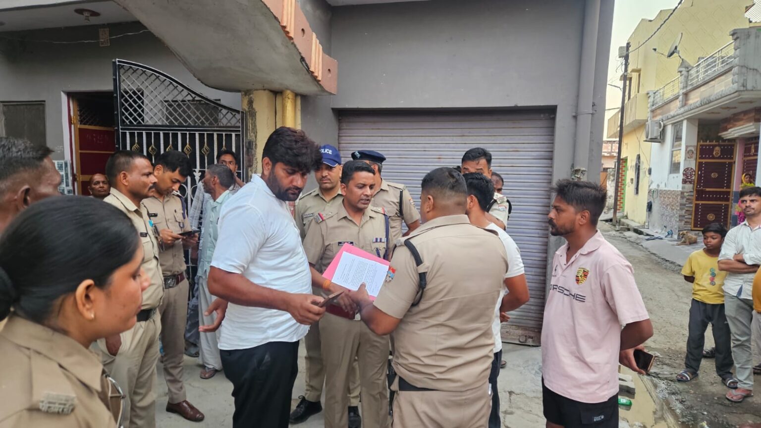 हत्या के फरार आरोपियों पर पुलिस का शिकंजा, घरों पर ढोल-नगाड़ों के साथ की गई उद्घोषणा,SSP हरिद्वार के सख्त निर्देशों पर कार्रवाई तेज, फरार आरोपियों के विरुद्ध धारा 84 BNSS के तहत उद्घोषणा