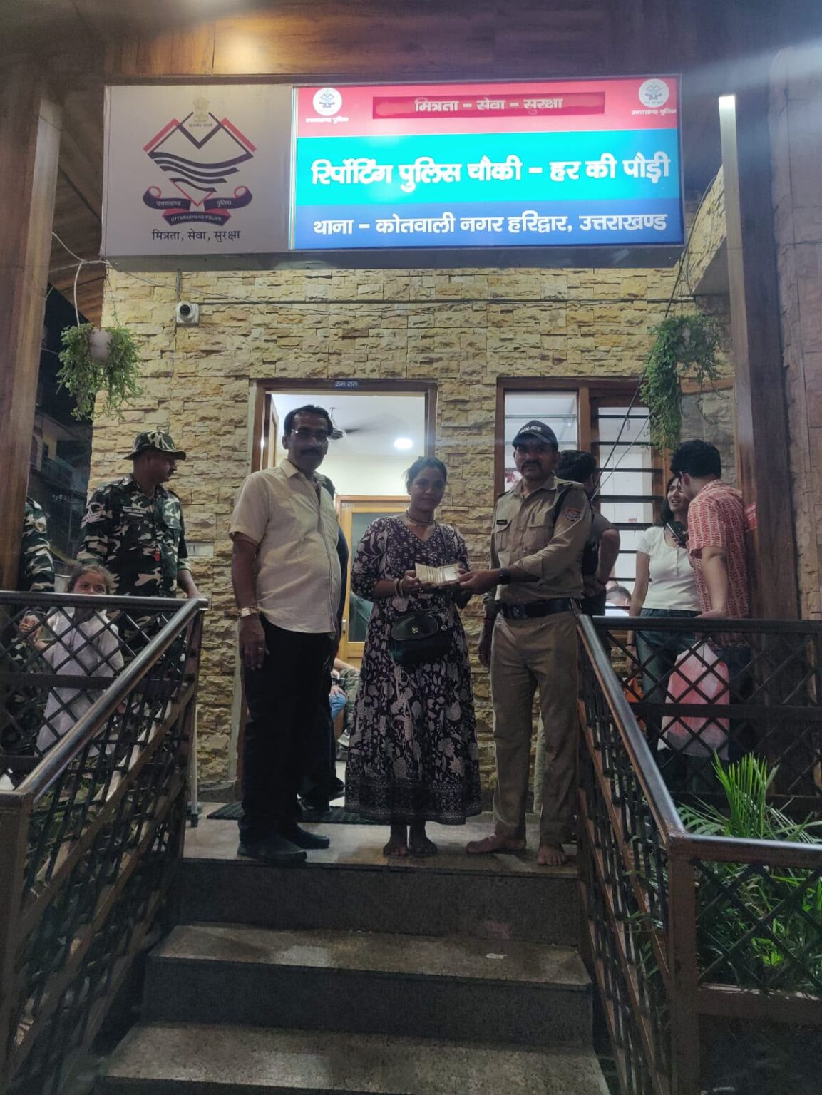 खोया पर्स सकुशल लौटाकर हरिद्वार पुलिस ने जीता श्रद्धालु का दिल