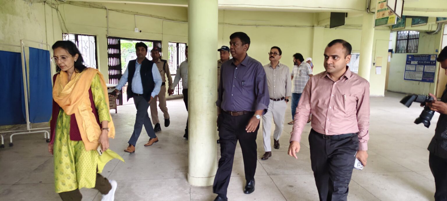 प्रभारी सचिव वीके संत ने विकास भवन के कार्यालयों का किया निरीक्षण, जनसमस्याओं के त्वरित समाधान के दिए निर्देश।