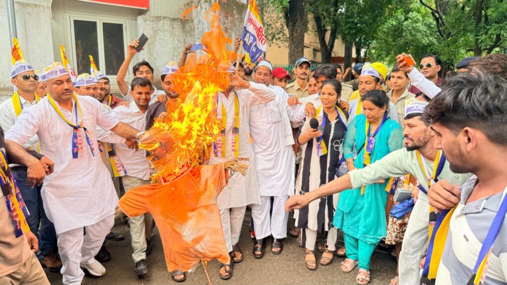 विषय: डीएफओ हरिद्वार स्वप्निल अनिरुद्ध को हटाने की मांग को लेकर जन अधिकार पार्टी का प्रदर्शन, पुतला दहन कर राज्यपाल को भेजा ज्ञापन।