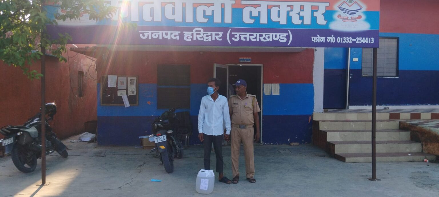 10 लीटर कच्ची शराब के साथ तस्कर गिरफ्तार