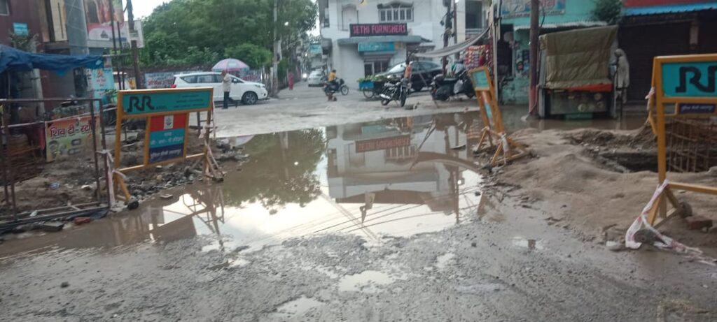 ज्वालापुर रेलवे स्टेशन के प्रवेश द्वार पर जलभराव से यात्रियों की बढ़ी परेशानी, निर्माण कार्य जल्द पूरा कराने की मांग।