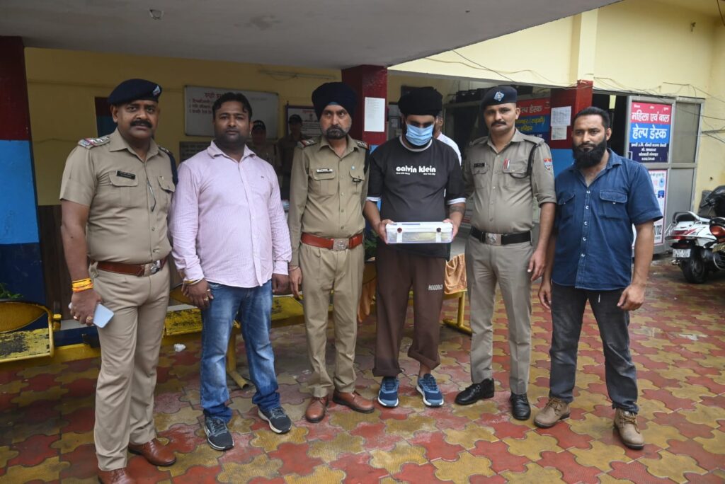 रुड़की में दो करोड़ की हेरोइन के साथ पंजाब का तस्कर गिरफ्तार, 980 ग्राम मादक पदार्थ बरामद।