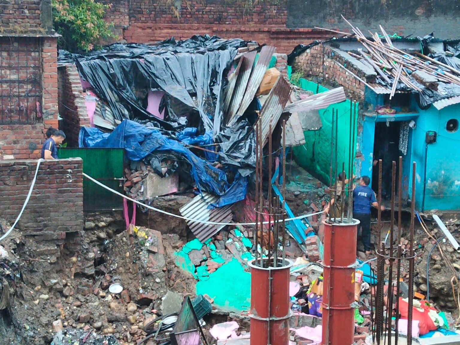 हरिद्वार विष्णु घाट रेलवे स्टेशन के पास मकान गिरा, फायर सर्विस के जवानों ने चार लोगों को सुरक्षित निकाला।