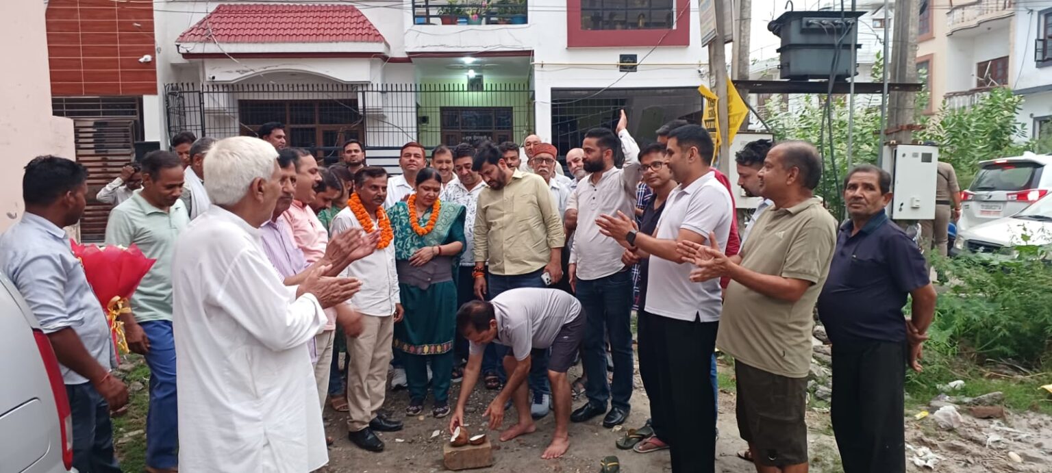 नगर पालिका शिवालिक नगर के अध्यक्ष राजीव शर्मा ने किया वार्ड संख्या-6 में आंतरिक सड़क निर्माण कार्य का शुभारंभ