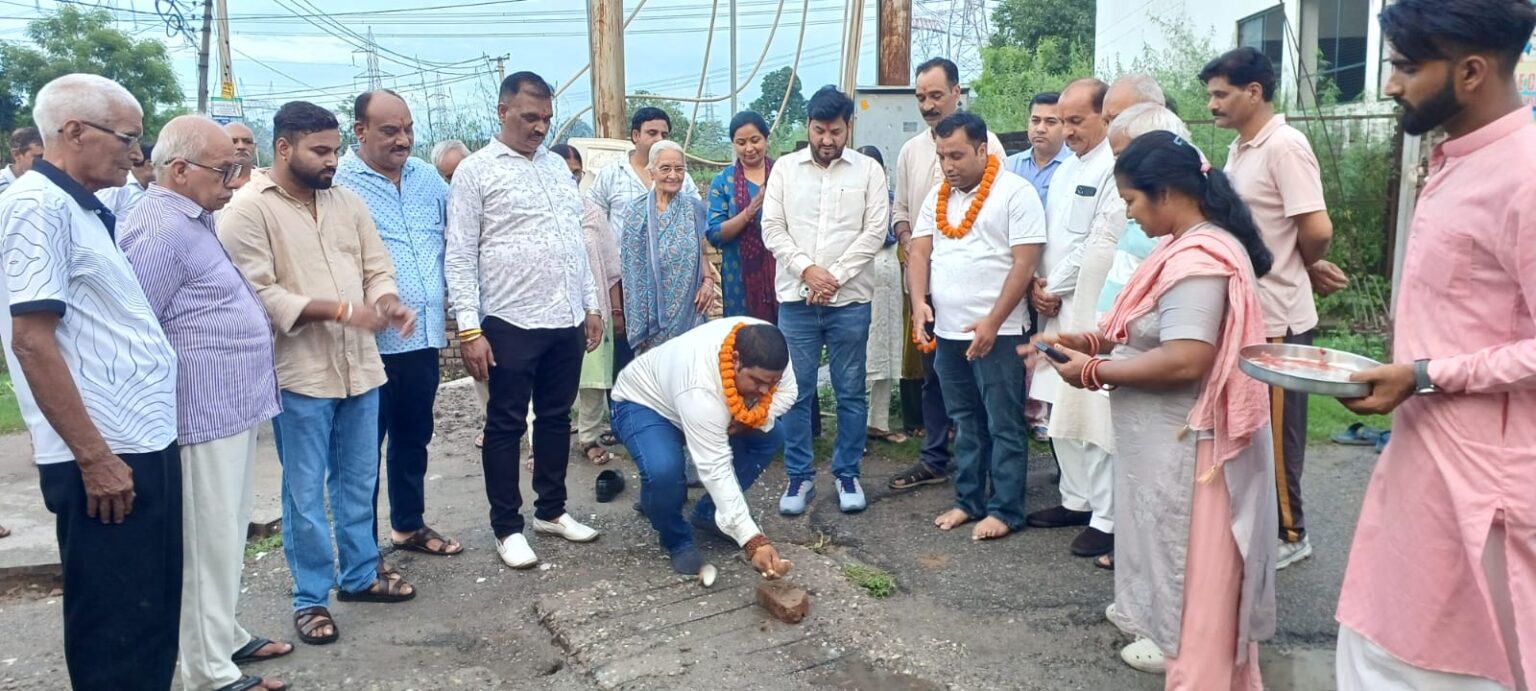 नगर पालिका परिषद शिवालिक नगर के अध्यक्ष राजीव शर्मा ने वार्ड संख्या 2 में 10 पुलियाओं एवं नाली निर्माण कार्य का किया शुभारंभ।