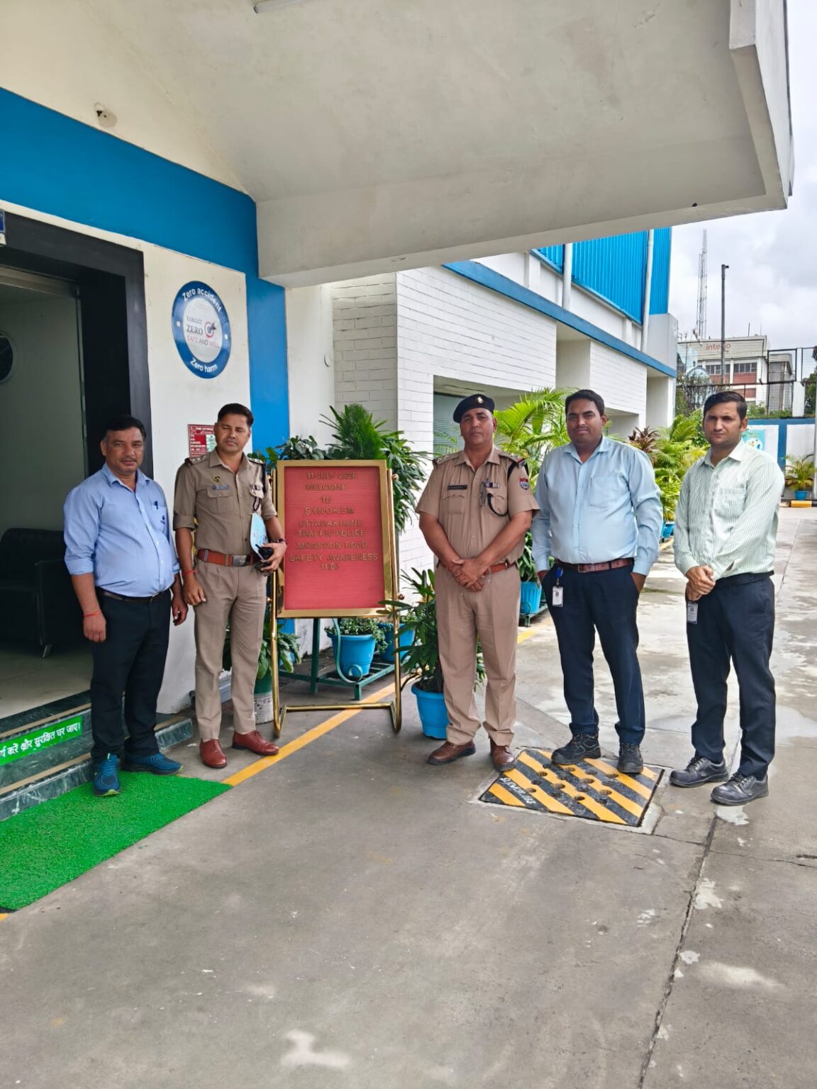 हरिद्वार पुलिस का बड़ा अभियान, अब सुरक्षित होगा हर कदम,सड़क सुरक्षा जीवन रक्षा का synokem safty कंपनी सिडकुल के लगभग 54 कर्मचारियो एवं अधिकारियों ने लिया सुरक्षित सफर का संकल्प।
