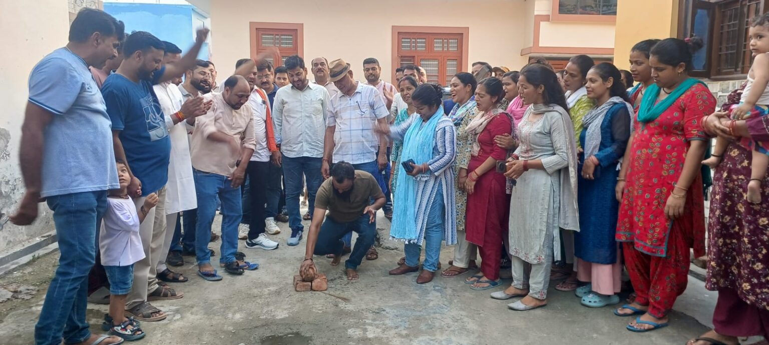 नगर पालिकाध्यक्ष राजीव शर्मा ने 10 से ज्यादा सड़क निर्माण कार्यों का किया शुभारंभ ।