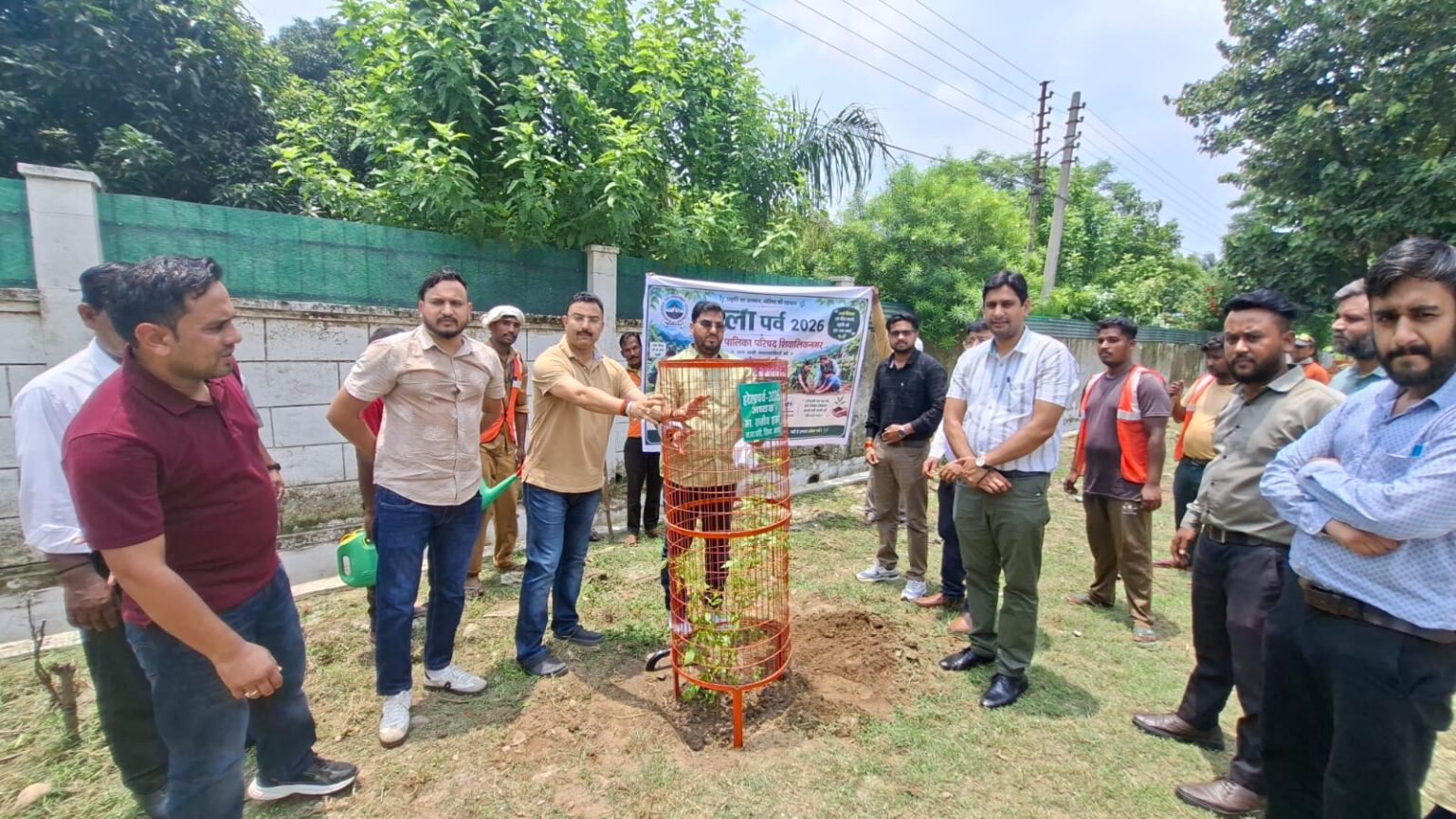हरेला पर्व पर नगर पालिका अध्यक्ष राजीव शर्मा ने HRDA सचिव प्रत्यूष सिंह के साथ किया वृक्षारोपण, पर्यावरण संरक्षण का दिया संदेश।