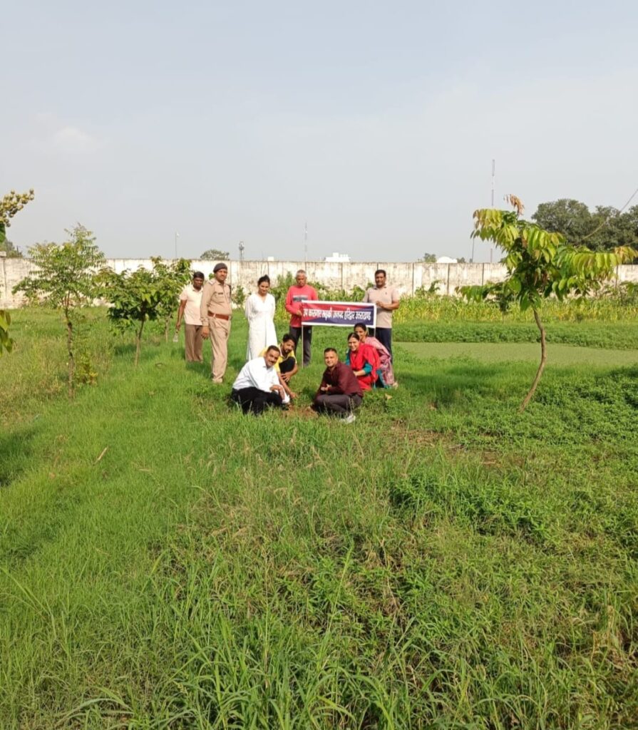 हरेला पर्व पर रुड़की उपकारागार में पौधारोपण, बंदियों को फल वितरित कर दिया पर्यावरण संरक्षण का संदेश
