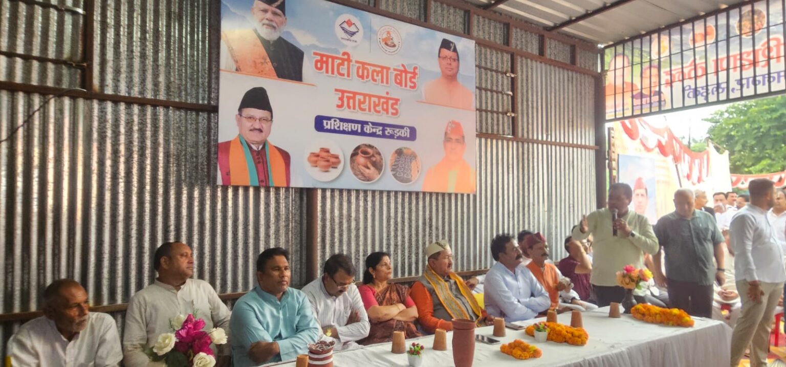 कुंभ और चारधाम यात्रा में माटी कला उत्पादों के उपयोग को दिया जाएगा बढ़ावा,माटी कला से जुड़े कारीगरों की आर्थिकी मजबूत करने के लिए सरकार प्रतिबद्ध: कैबिनेट मंत्री भरत सिंह चौधरी।