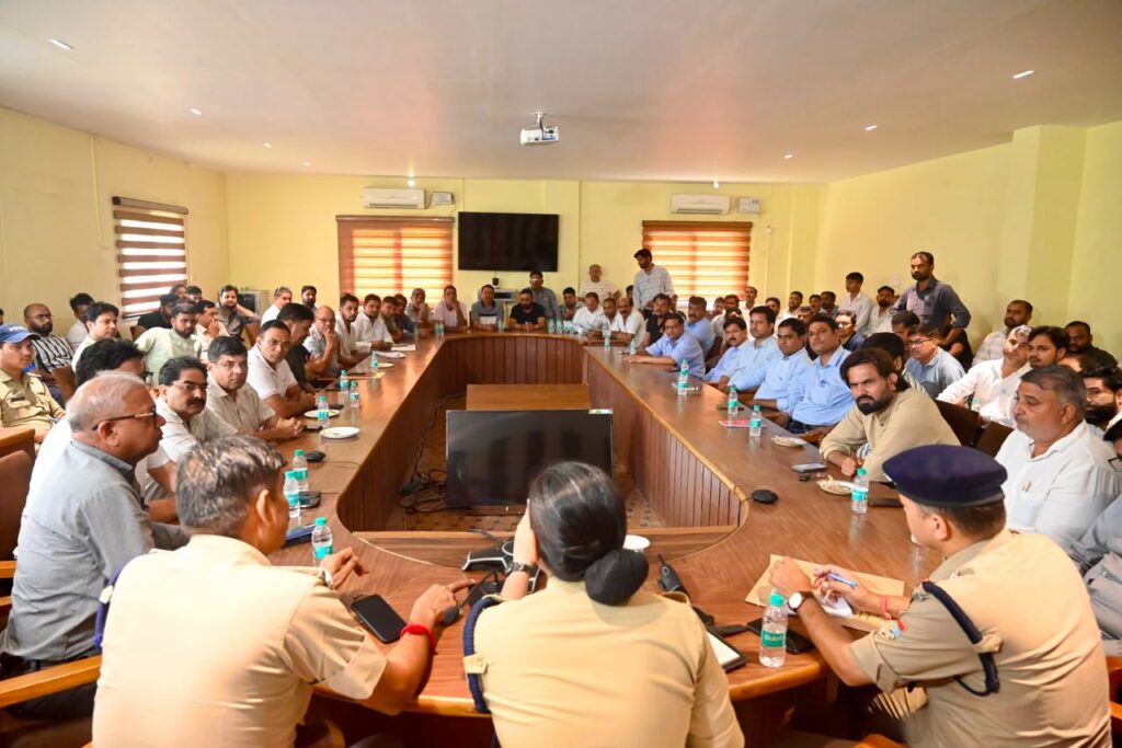SSP हरिद्वार के निर्देश पर SP यातायात निशा यादव की अध्यक्षता में सिडकुल कंपनियों के प्रतिनिधियों के साथ हुई महत्वपूर्ण बैठक,कांवड़ मेला-2026 के सफल एवं सुरक्षित संचालन को लेकर बेहतर समन्वय स्थापित करने पर जोर।