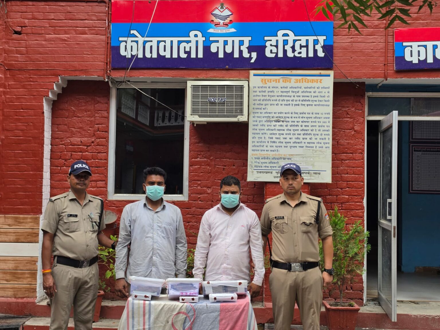 हरिद्वार में 50 लाख की बैंक धोखाधड़ी का खुलासा, फर्जी आधार से डेबिट कार्ड बनवाकर उड़ाई रकम; तीन आरोपीयों को पुलिस ने किया गिरफ्तार।
