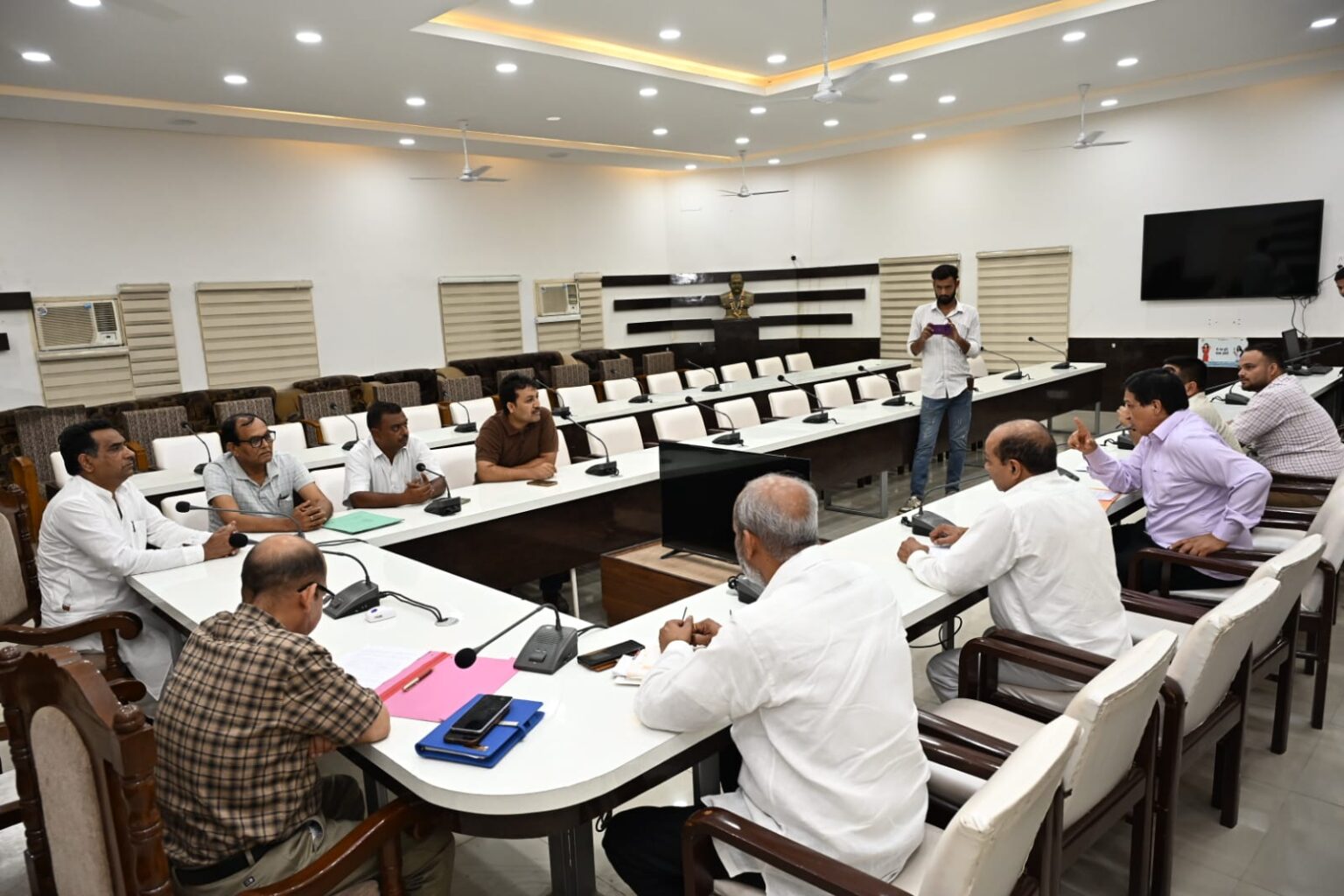 जनपद में विशेष गहन पुनरीक्षण अभियान को सफल क्रियान्वयन के लिए जिलाधिकारी मयूर दीक्षित के निर्देशन में जिला विकास अधिकारी के.के. पंत की अध्यक्षता में जिला कार्यालय सभागार में विभिन्न राजनीतिक दलों के प्रतिनिधियों के साथ बैठक आयोजित की गयी।