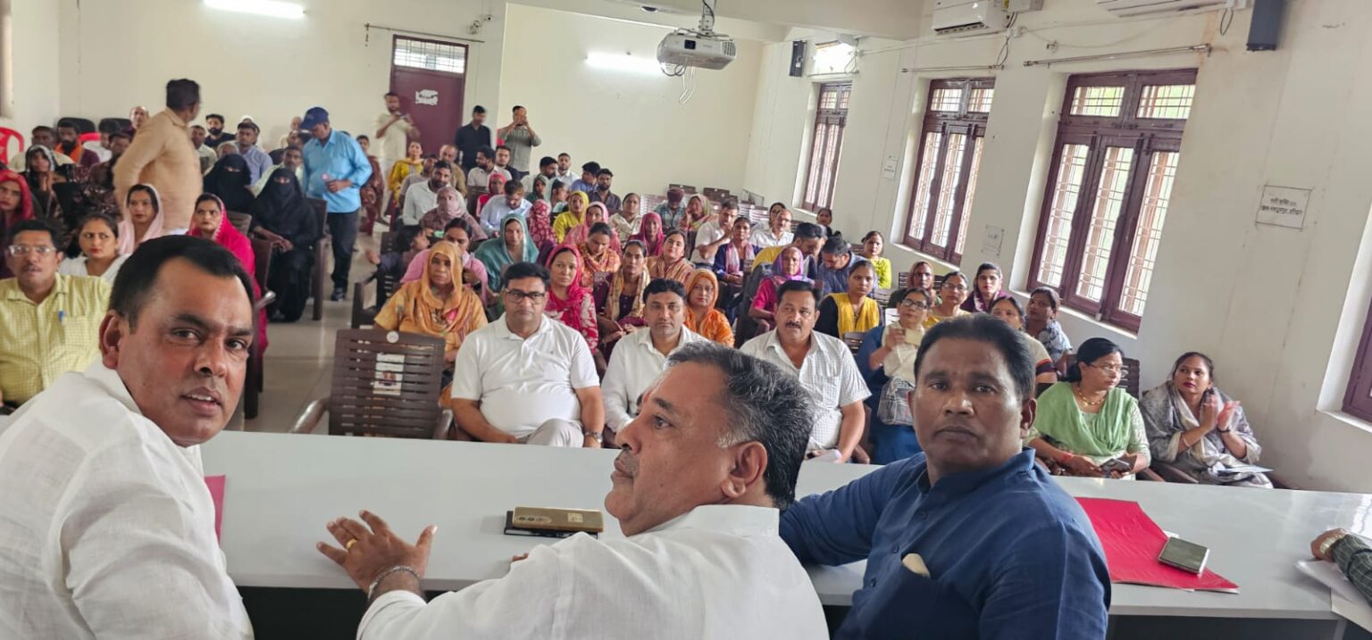 विकासखंड मुख्यालय नारसन में ‘जन-जन की सरकार, जन-जन के द्वार’ सेवा पखवाड़ा शिविर का आयोजन, 380 क्षेत्रवासियों ने सरकारी योजनाओं की जानकारी प्राप्त की, विभिन्न विभागों से संबंधित 40 आवेदन पत्रों एवं समस्याओं में से 35 का मौके पर निस्तारण कर दिया गया,शेष आवेदन पत्र का निस्तारण हेतु संबंधित विभागों को प्रेषित कर दिया गया।