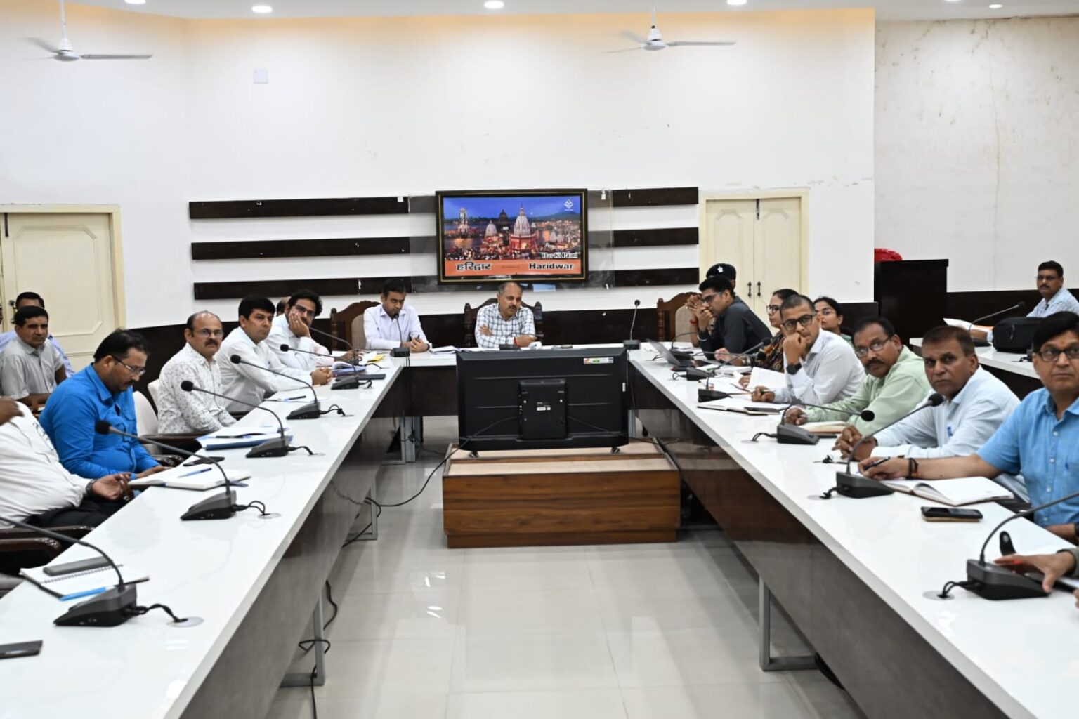 जनपद के 25 चिन्हित ब्लैक स्पॉट पर शीघ्र किए जाएं सुधारात्मक कार्य, स्कूलों में सड़क सुरक्षा, हेलमेट एवं यातायात नियमों के प्रति चलाया जाए व्यापक जागरूकता अभियान, सभी विभागों का लक्ष्य सड़क दुर्घटनाओं के बढ़ते ग्राफ को नीचे लाना होना चाहिए – मुख्य विकास अधिकारी।