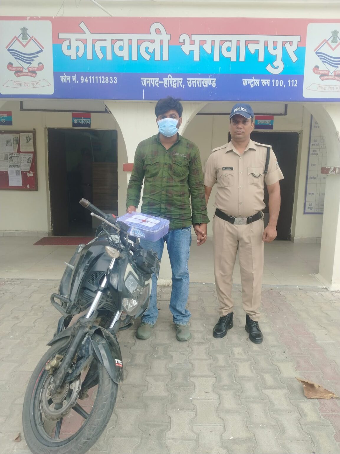 ऑपरेशन प्रहार के अन्तर्गत की गई कार्रवाई, एसटीएफ देहरादून व कोतवाली भगवानपुर पुलिस की संयुक्त टीम द्वारा नशीले कैप्सूल की तस्करी करने वाले 01 आरोपित को धर दबोचा, आरोपित के कब्जे से 456 अवैध ट्रामडोल नशीले केप्सुल मो0सा0 बरामद।