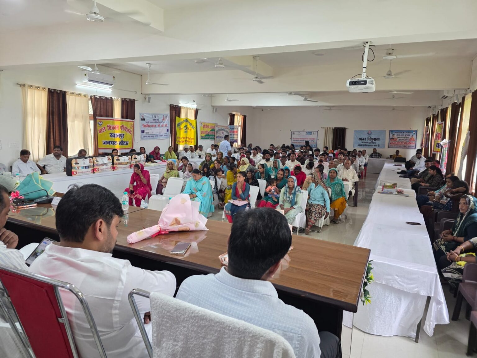 विकासखंड मुख्यालय खानपुर में ‘जन-जन की सरकार, जन-जन के द्वार’ सेवा पखवाड़ा शिविर का आयोजन, 480 क्षेत्रवासियों ने सरकारी योजनाओं की जानकारी प्राप्त की, विभिन्न विभागों से संबंधित 11 आवेदन पत्रों एवं समस्याए प्राप्त हुई,जिसका शत प्रतिशत निराकरण किया गया।