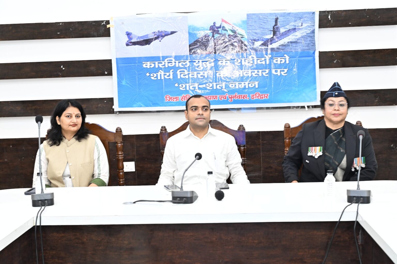 कारगिल विजय दिवस शौर्य दिवस के रूप में जनपद में हर्षौल्लास से मनाया गया। जिलाधिकारी ने कलेक्ट्रेट परिसर में कारगिल शहीद एवं शहीद सैनिकों के चित्रों पर पुष्पांजलि अर्पित कर शहीदों को नमन किया।