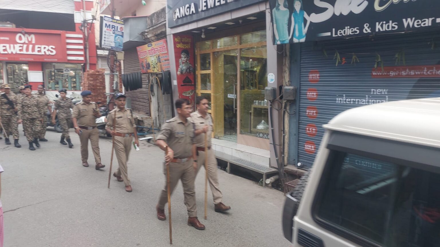 कांवड मेला के दृष्टिगत पैरामिलिट्री फोर्स/ पीएसी के साथ कनखल क्षेत्र में निकाला गया एरिया डोमिनेशन /फ्लैग मार्च।