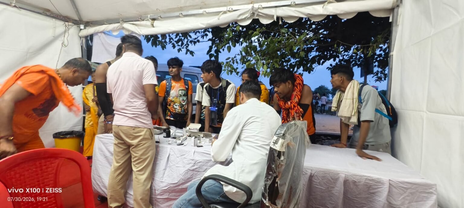 कांवड़ यात्रा पर आने वाले शिवभक्तों का स्वास्थ्य खराब होने की दशा में तत्काल निशुल्क किया जा रहा है उपचार, जिलाधिकारी मयूर दीक्षित के निर्देशन में स्वास्थ्य विभाग द्वारा शिव भक्तों के उपचार हेतु 32 स्थानों पर लगाए गए है स्वास्थ्य शिविर।