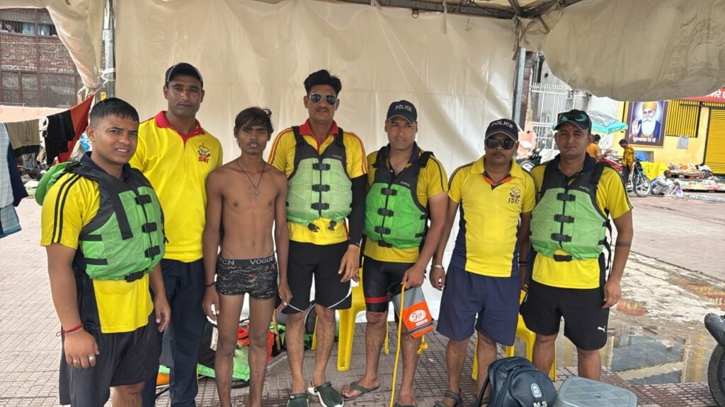 पुलिस की तत्परता से टली बड़ी अनहोनी, कांवड़ मेले के दौरान कांगड़ा घाट पर डूब रहे दो युवकों का SDRF ने किया सकुशल रेस्क्यू।