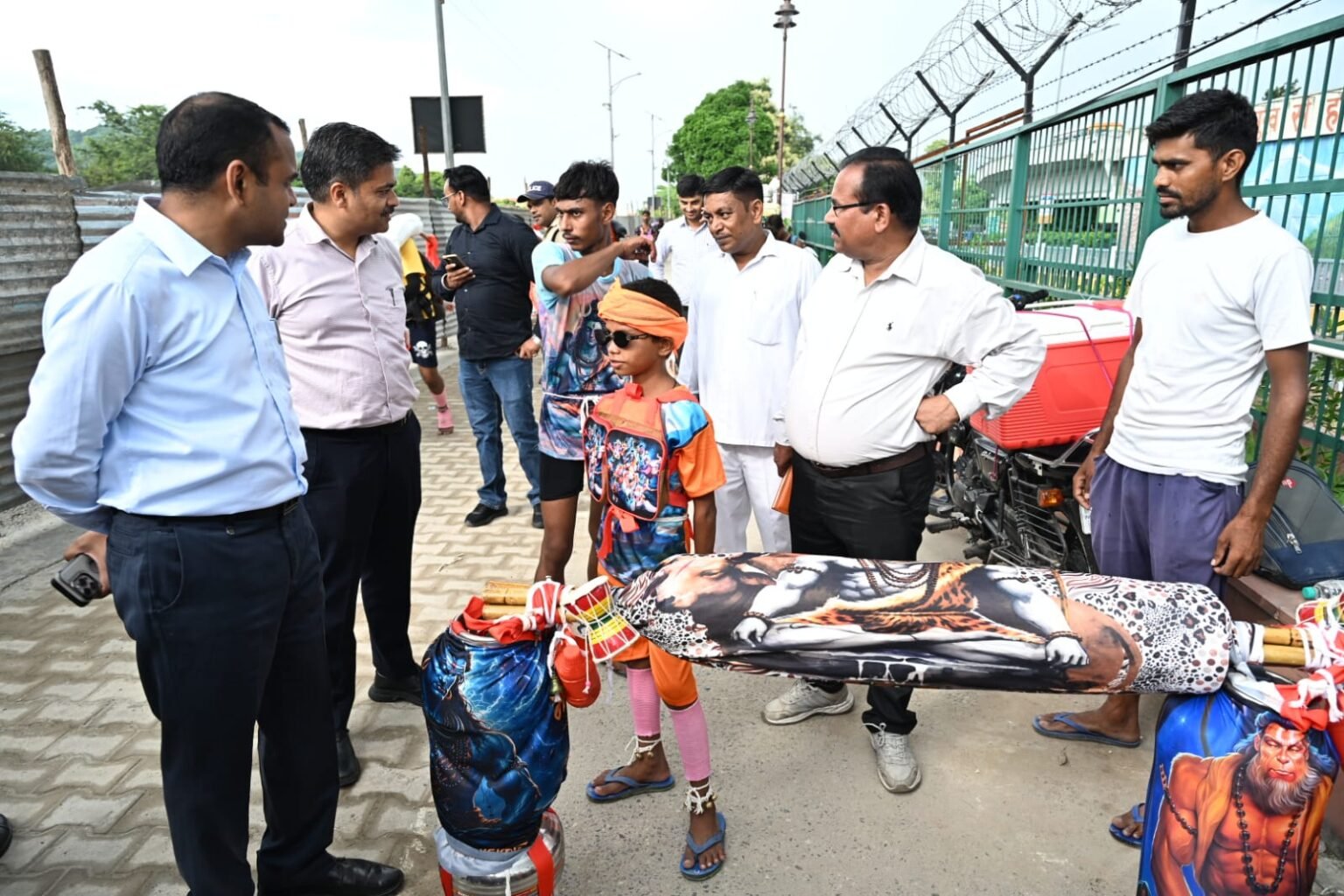 जिलाधिकारी मयूर दीक्षित ने कांवड़ पटरी मार्ग का किया निरीक्षण कर लिया व्यवस्थाओं का जायजा, कांवड़ यात्रियों को सभी मूलभूत सुविधाएं उपलब्ध हों, जिसकी निगरानी के लिए अधिकारियों की गई है तैनाती।
