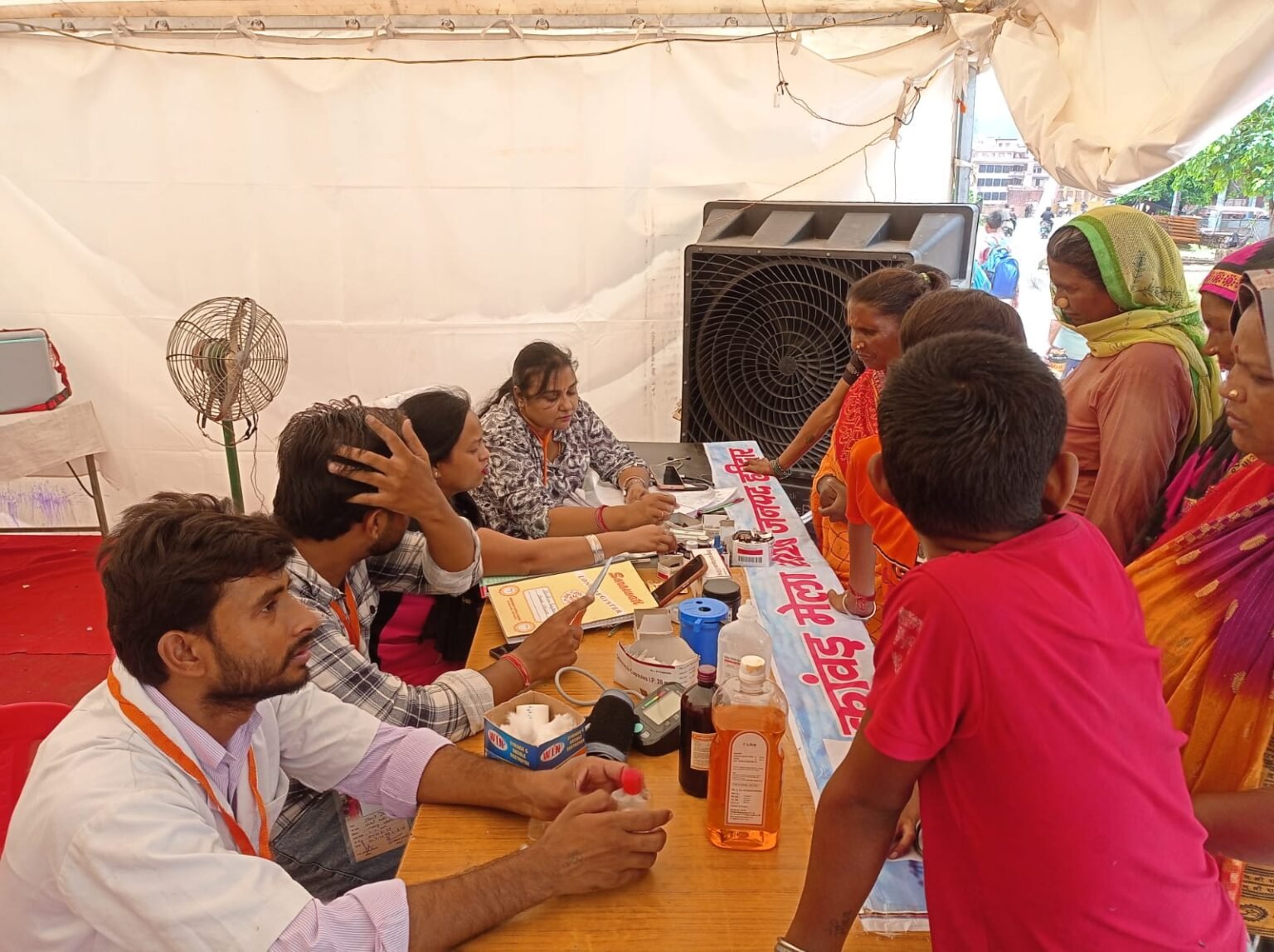 जिलाधिकारी मयूर दीक्षित के निर्देशन में स्वास्थ्य विभाग द्वारा शिव भक्तों के उपचार हेतु 32 स्थानों पर लगाए गए है स्वास्थ्य शिविर, आज कांवड़ यात्रा के तीसरे दिन 11508 शिवभक्तों का किया गया निशुल्क उपचार,अब तक कुल 19066 शिवभक्तों का निशुल्क उपचार किया जा चुका है।