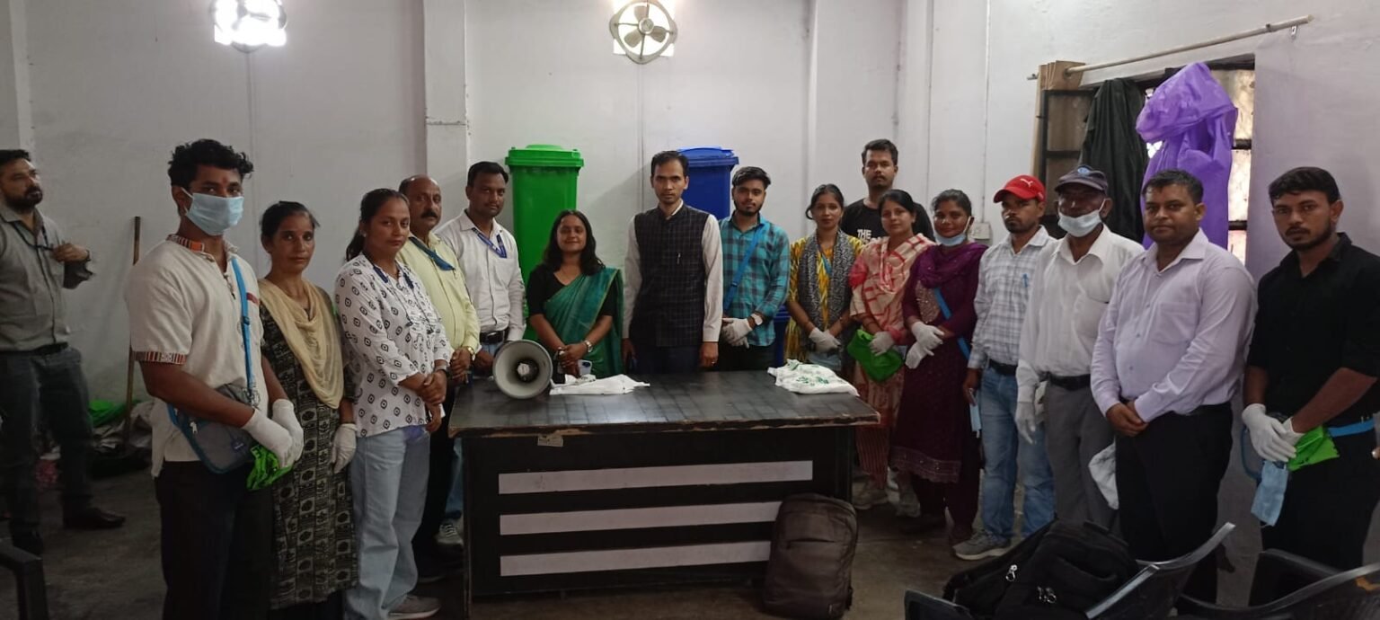नगर निगम हरिद्वार की अभिनव पहल: ‘स्वच्छता दूत’ घाटों पर चला रहे जागरूकता अभियान, श्रद्धालुओं ने की सराहना।