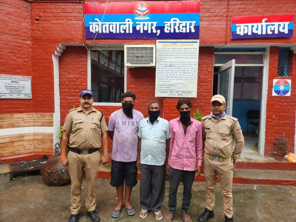 दो पक्षों के बीच हुआ झगड़ा, कावंड बनाने को लेकर था विवाद, मौके पर पहुंची टीम ने समझाने पर भी न मानने पर तीन को लिया पुलिस ने लिया हिरासत में
