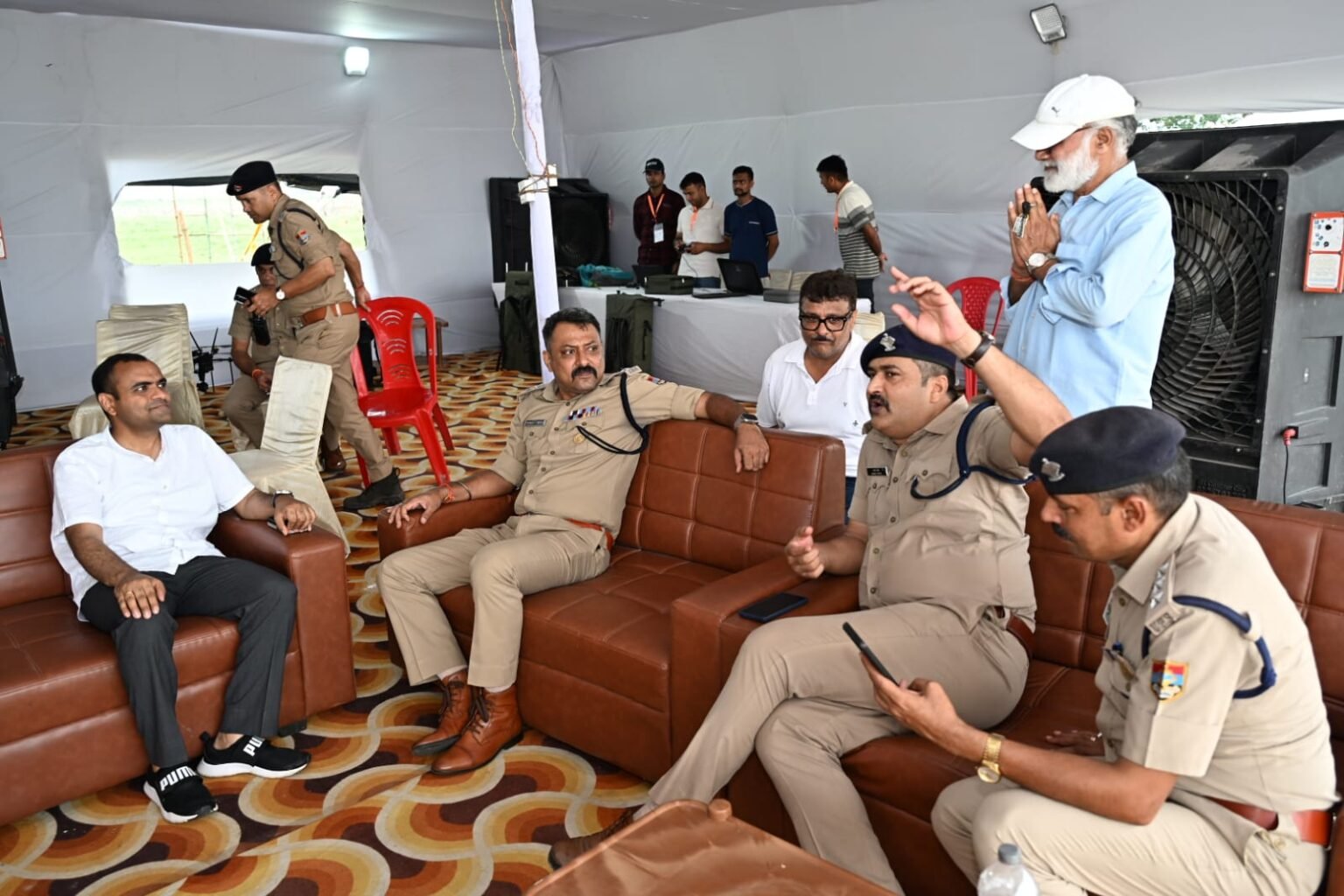 जिलाधिकारी मयूर दीक्षित एवं वरिष्ठ पुलिस अधीक्षक नवनीत सिंह भुल्लर ने बैरागी कैंप पार्किंग एवं कंट्रोल रूम का निरीक्षण कर व्यवस्थाओं का लिया जायजा, ड्रोन कैमरों के माध्यम से सुरक्षा एवं पार्किंग व्यवस्था की प्रभावी निगरानी सुनिश्चित करने के दिए निर्देश।