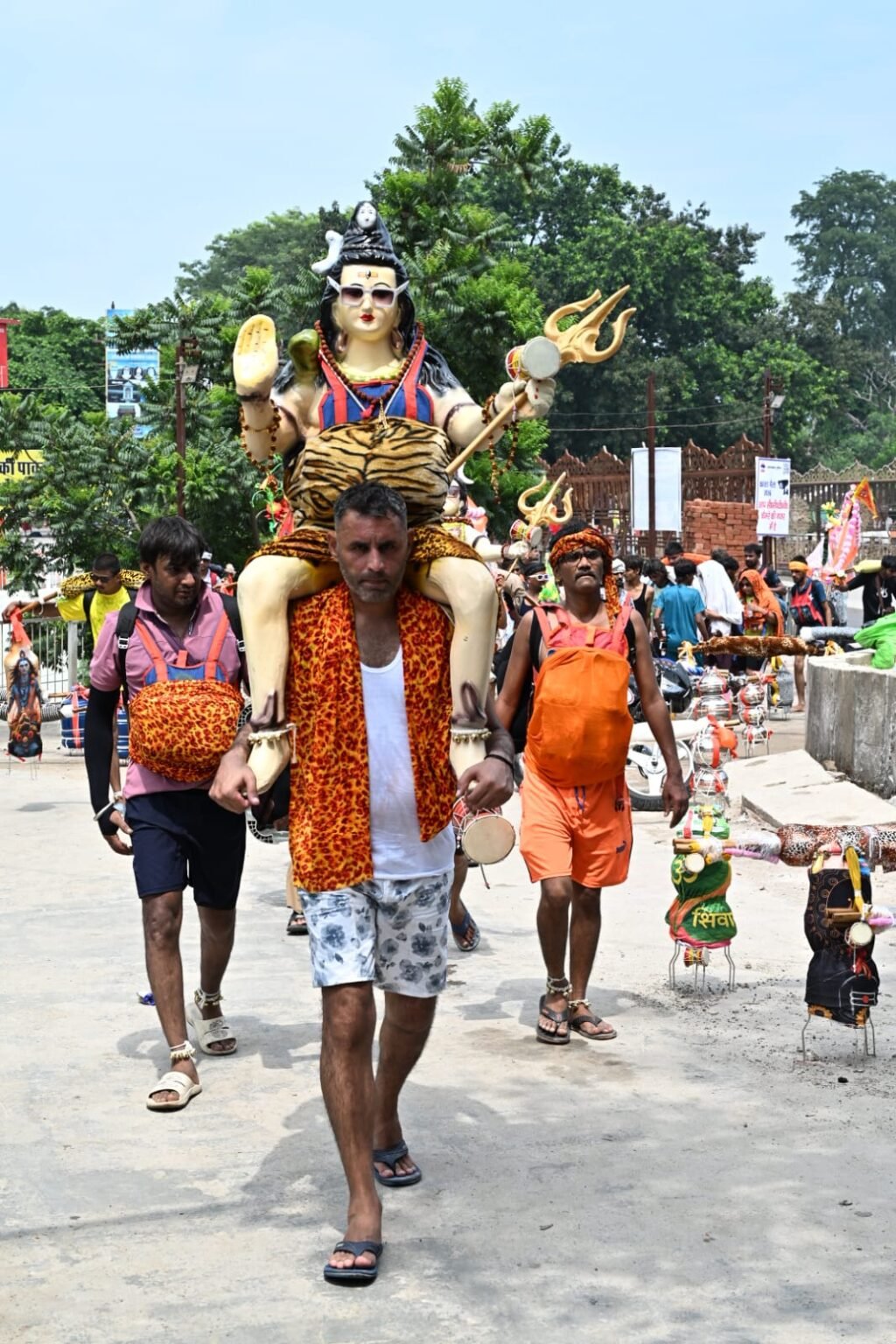 कांवड़ मेले के चौथे दिन आज 31 लाख 50 हजार शिवभक्तों ने पवित्र गंगाजल लेकर अपने गंतव्य की ओर हुए रवाना, अब तक 76 लाख 85 हजार शिवभक्त पवित्र गंगाजल लेकर अपने-अपने गंतव्य की ओर हो चुके हैं रवाना।
