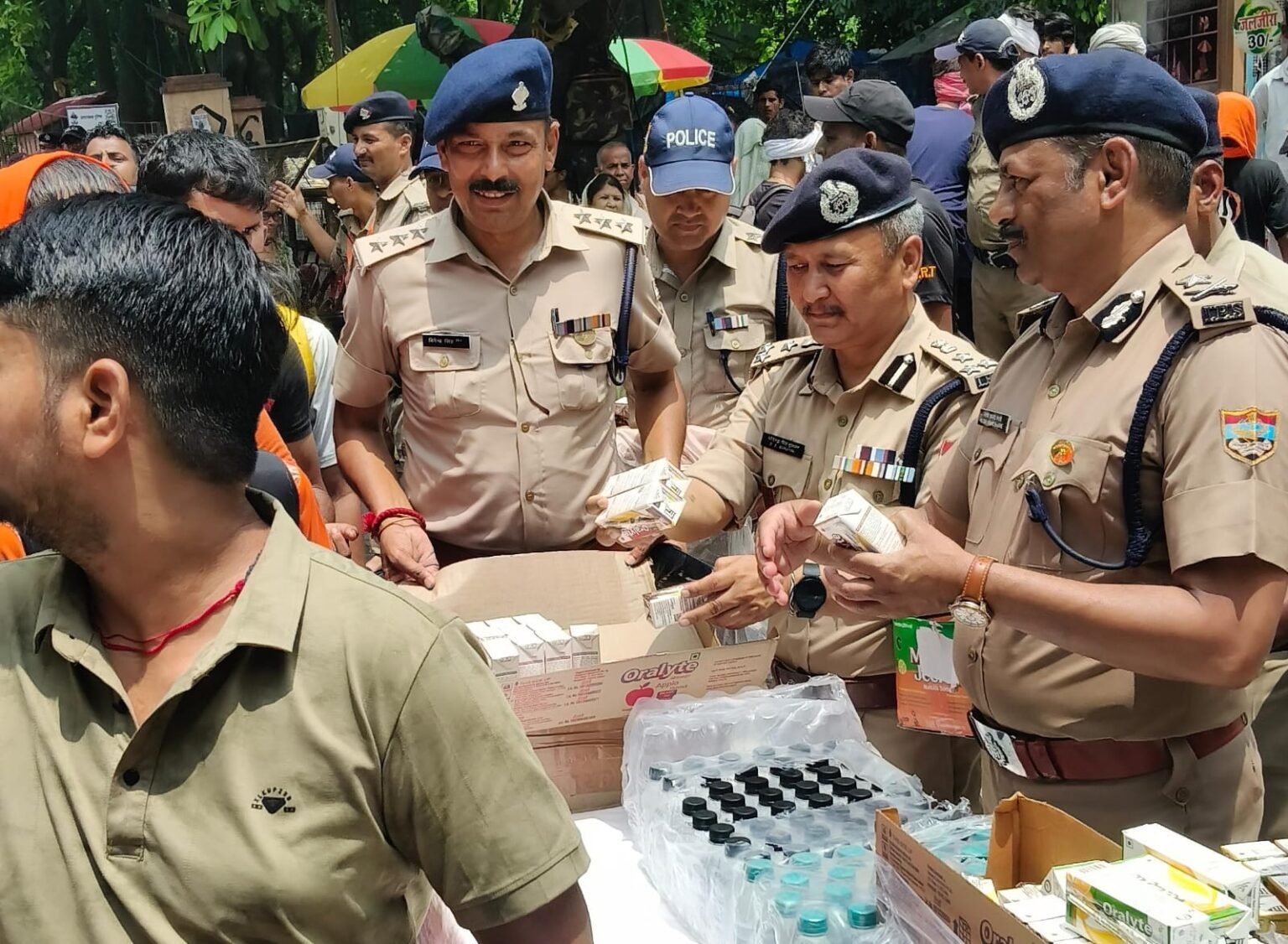 पुलिस मुख्यालय से आईजी एसटीएफ निलेश आनंद भरणे एवं डीआईजी लॉ एंड ऑर्डर धीरेंद्र सिंह गुंज्याल पहुंचे हरिद्वार, प्रचलित कांवड़ मेला-2026 की सुरक्षा एवं व्यवस्थाओं का किया स्थलीय निरीक्षण पहुंचे पार्किंग बैरागी केम्प/ हरकी पैड़ी क्षेत्र, अधिनस्थों को दिये आवश्यक दिशा-निर्देश, आने वाले दिनों में लगातार शिव भक्तों का आवागमन बढेगा जिस हेतु हमें हर चुनौति को स्वीकार कर उसपर एक टीम के रुप में कार्य करना है।