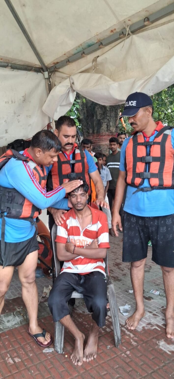 बेहद मुश्किल रेस्क्यु, गंगा की तेज धारा में बह रहे शिवभक्त को 40वीं वाहिनी PAC के आपदा राहत दल ने सकुशल बचाया।